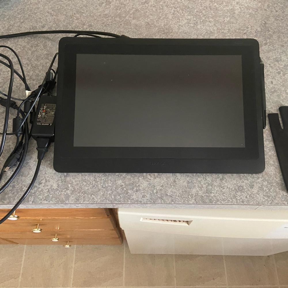 Wacom cintiq 16 (includes cords, drawing glove and pen)